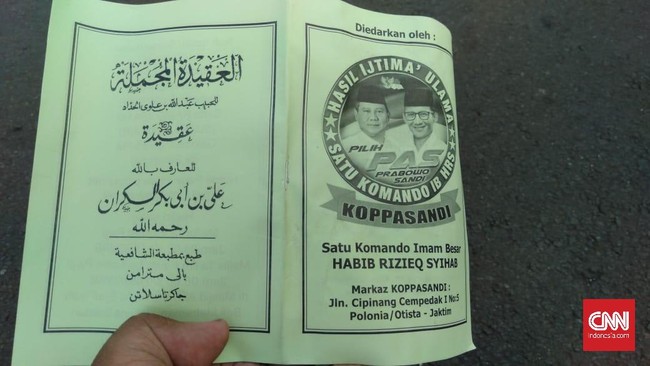 Relawan pendukung Prabowo-Sandi membagikan buku panduan zikir kepada massa yang mengawal sidang sengketa Pilpres di Mahkamah Konstitusi.
