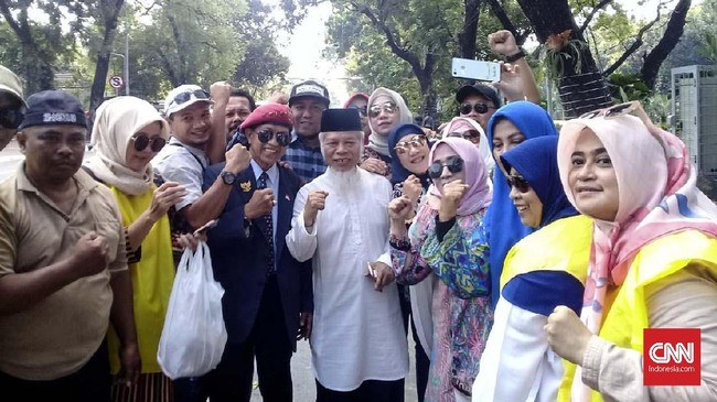Tak seperti aksi yang dilakukan selama MK bersidang pada pekan lalu, pada hari ini aksi massa selesai ketika azan asar berkumandang.