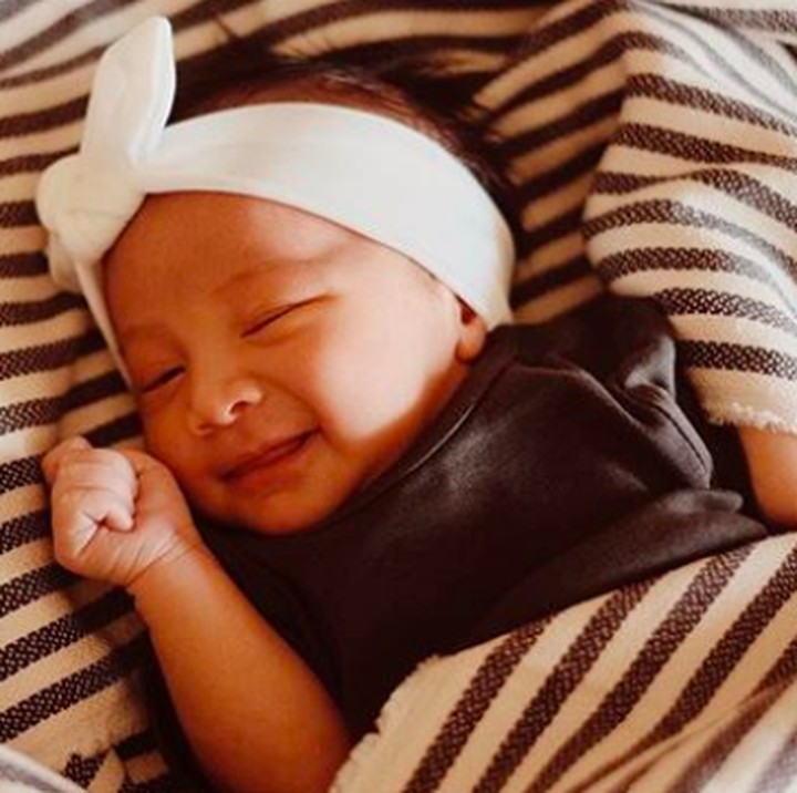 <p>Surinala Jarumilind punya senyum yang indah seperti sang Bunda. Bahkan ketika tidur pun anak pasangan Putri Marino dan Chicco Jerikho ini pun tetap menawan. (Foto: Instagram @putrimarino)</p>