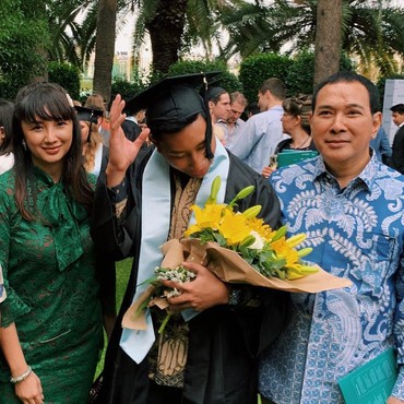 Kompaknya Tommy Soeharto dan Mantan Istri Hadiri Wisuda Sang Anak