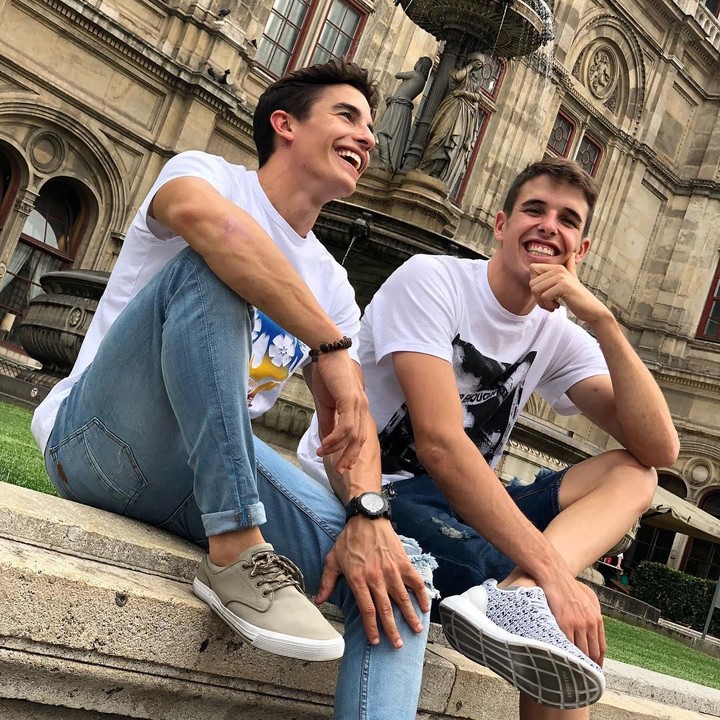 <p>Kedua pembalap kakak beradik asal Cervera, Spanyol, ini buah hati pasangan Julia Marquez dan Roser Alenta. Marc Marquez (kiri) lahir pada 17 Februari 1993, sedangkan sang adik, Alex lahir pada 23 April 1996. (Foto: Instagram @marcmarquez93)</p>