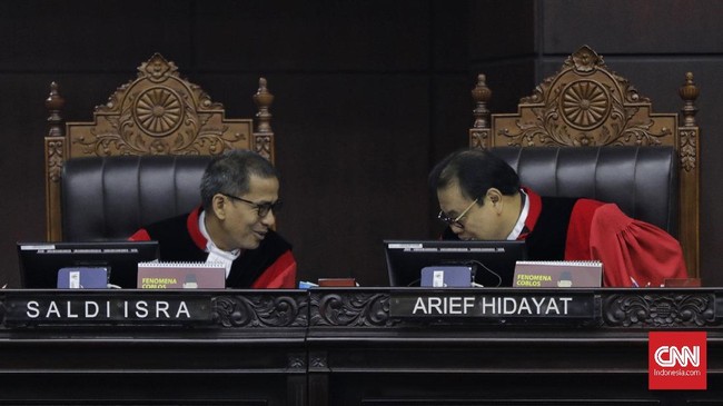 Wakil Ketua MK Saldi Isra mengatakan amar putusan terkait batas usia capres-cawapres seharusnya hanya menjangkau jabatan gubernur saja.