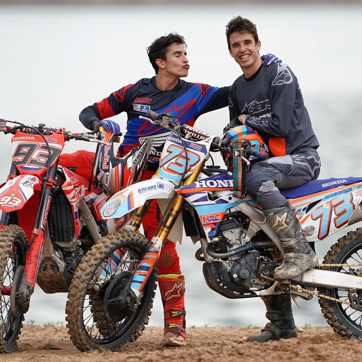 <p>Marc naik podium pertama kali pada 22 Juni 2008, saat finis urutan ketiga kelas 125cc di Grand Prix Inggris. Sedangkan Alex merasakan podium untuk pertama kali pada 18 Agustus 2013, usai finis urutan kedua di kelas Moto3 Grand Prix Indianapolis, Amerika Serikat. (Foto: Instagram @marcmarquez93)</p>