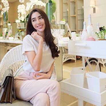 Pencet Tombol Lift Pakai Kaki, Nadia Purwoko Banjir Cibiran