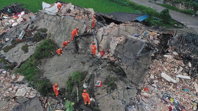 FOTO: Duka Gempa di China