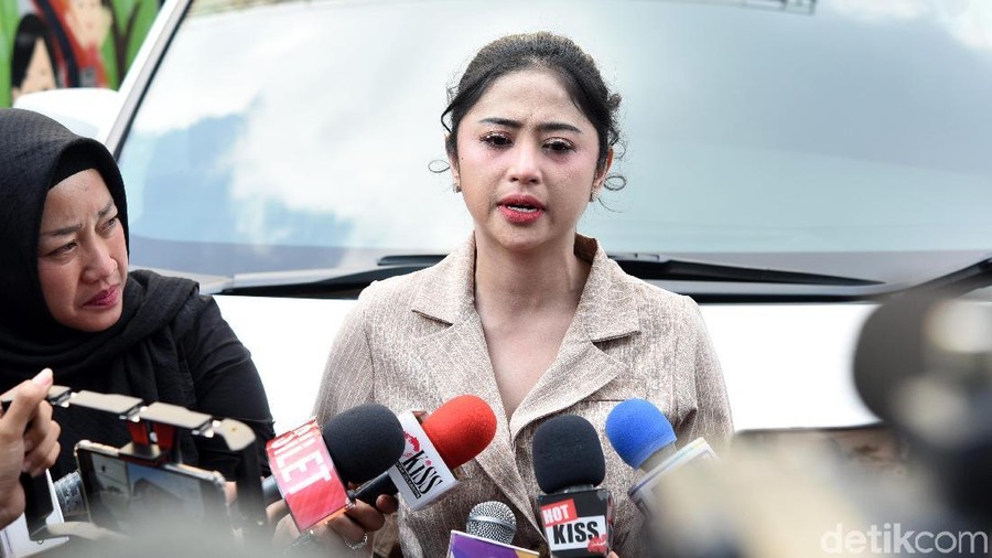 Beberapa fakta tentang teror jendela rumah Dewi Perssik yang pecah hingga tak ada yang tahu penyebabnya.