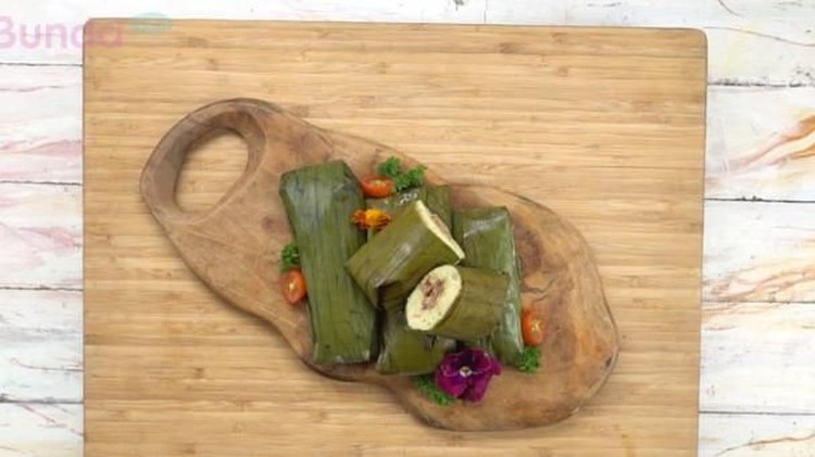 Arem-arem bisa dijadikan snack alias makanan selingan nih, Bun. Salah satunya arem-arem mi isi daging.