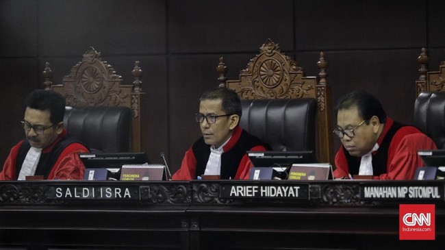 Hakim MK Arief Hidayat meminta tim hukum Prabowo-Sandi beradu data terkait penghitungan suara manual dan berjenjang ketimbang mempermasalahkan Situng.
