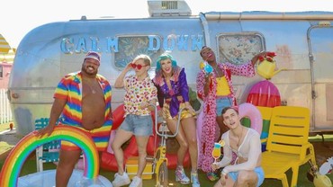 img-title Selebriti Dunia Meriahkan Musik Video Terbaru Taylor Swift