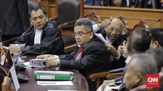 Tim hukum Jokowi-Ma'ruf menilai gugatan PHPU Pilpres 2019 oleh tim Prabowo-Sandi aneh se-Indonesia, sehingga yakin MK akan menolak gugatan tersebut.