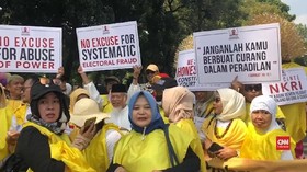 VIDEO: Identitas Kuning-kuning Massa GNKR Kawal Sidang MK