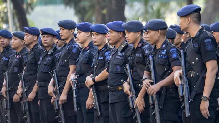 Personel Brimob Polri bersiap melakukan pengamanan di sekitar Gedung Mahkamah Konstitusi (MK), Jakarta, Selasa (18/6/2019). Pengamanan dilakukan menjelang dan saat sidang lanjutan Perselisihan Hasil Pemilihan Umum (PHPU) Pilpres 2019 digelar di MK. ANTARA FOTO/Nova Wahyudi/wsj.