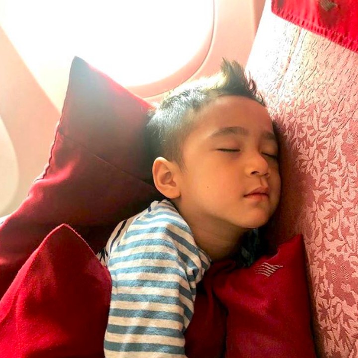 <p>Rafathar lucu juga ya, Bun, kalau sedang tidur begini? Di pesawat pun bisa nyenyak banget tidurnya. Aa lagi ikut Mama Gigi sama Papa Raffi nih ke Singapura. (Foto: Instagram @raffinagita1717)</p>