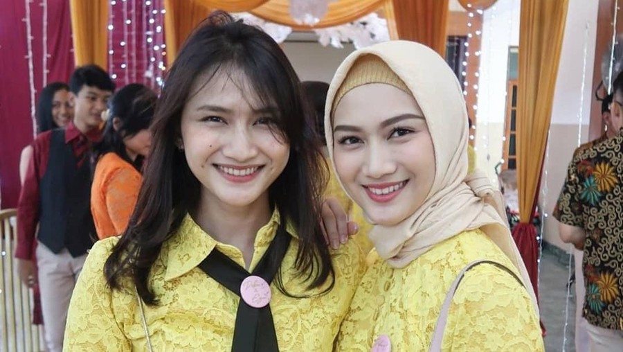 Melody Nurramdhani Laksani dan Frieska Anastasia Laksani Deretan kakak beradik yang tergabung dalam grup idol JKT48.