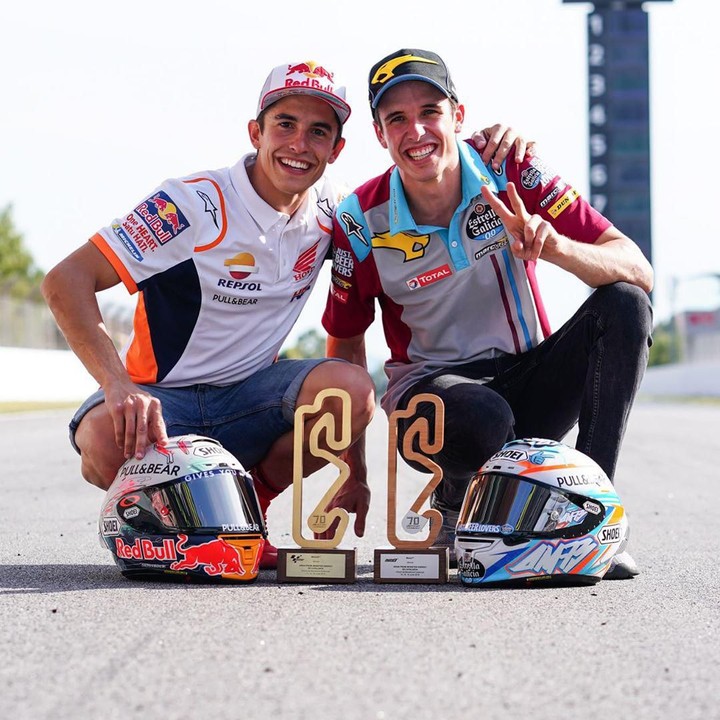 <p>Marc dan Alex kembali menorehkan prestasi saat menjadi pembalap tuan rumah di Circuit de Barcelona-Catalunya, Minggu (16/6/2019). "Cara terbaik untuk mengakhiri minggu ini! Kemenangan ganda, kebahagiaan ganda!" tulis Marc. (Foto: Instagram @marcmarquez93)</p>