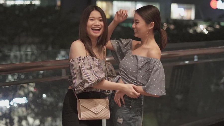 Stella Cornelia Wiranto dan Sonia Natalia Wiranto Deretan kakak beradik yang tergabung dalam grup idol JKT48.