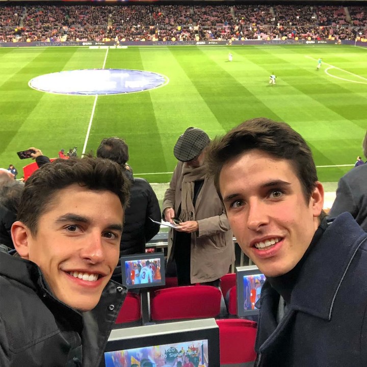 <p>Di luar lintasan, Marc dan Alex juga punya hobi yang sama, yakni menonton pertandingan sepakbola klub kebanggaan mereka, Barcelona, di Stadion Camp Nou. (Foto: Instagram @marcmarquez93)</p>