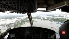 VIDEO: TNI Distribusikan Bantuan ke Daerah Banjir Konawe