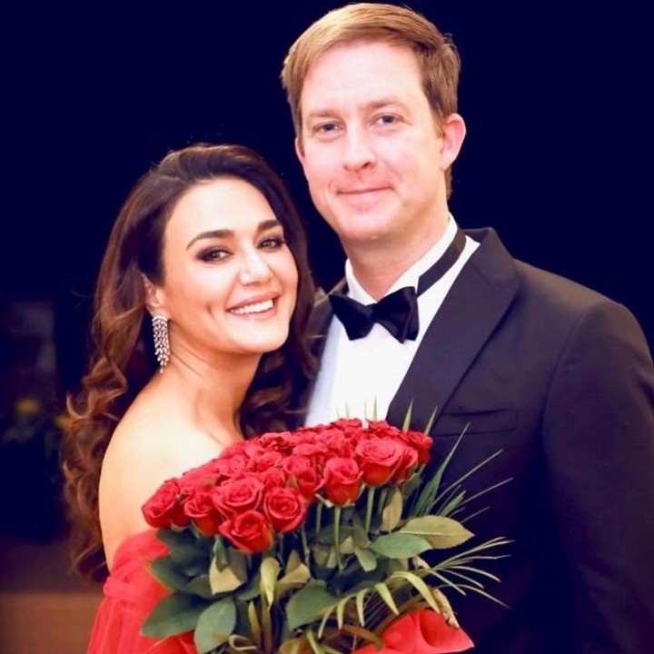 <p>Saat Hari Kasih Sayang, Preity Zinta menuliskan pesan romantis untuk sang suami di media sosialnya. "<em>You may be one person for this world but to me You are my world #HappyValentinesDay my love</em>," tulis Zinta. (Foto: Instagram @realpz)</p>