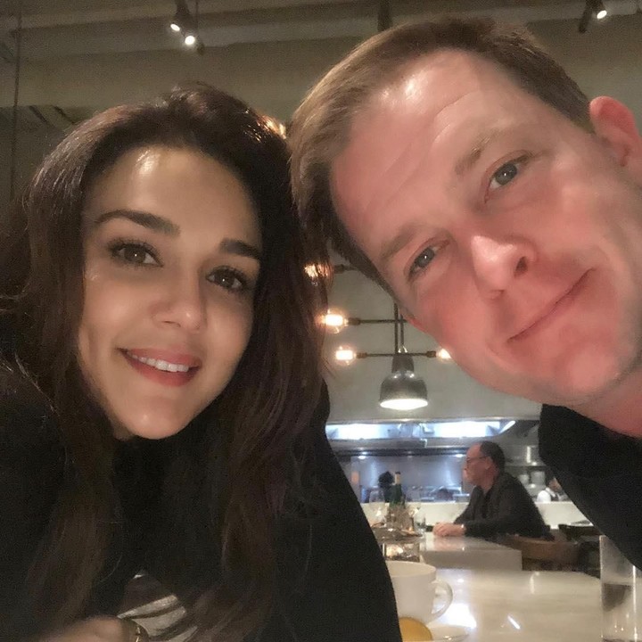 <p>Preity Zinta dan Gene Goodenough saat menikmati makan bersama di akhir pekan. Zinta dan sang suami diketahui menggelar pernikahan privat di Los Angeles pada 29 Februari 2016. (Foto: Instagram @realpz)</p>