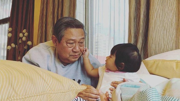 Susilo Bambang Yudhoyono beruntung memiliki cucu-cucu kecil yang selalu menghiburnya di hari-hari tanpa istri.