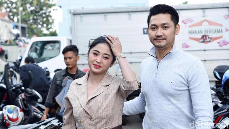 Beberapa fakta tentang teror jendela rumah Dewi Perssik yang pecah hingga tak ada yang tahu penyebabnya.