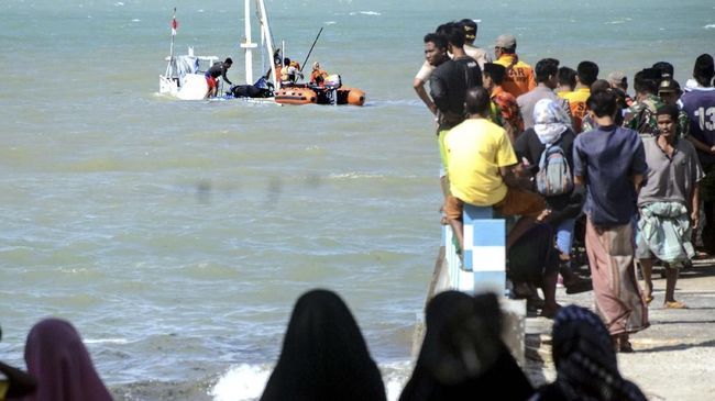 Dua Korban Kapal Tenggelam KM Arim Jaya Belum Ditemukan Satu dari tiga korban KM Arim Jaya yang tenggelam di perairan Sumenep, Madura, telah ditemukan. Dua korban lainnya belum ditemukan hingga kini.