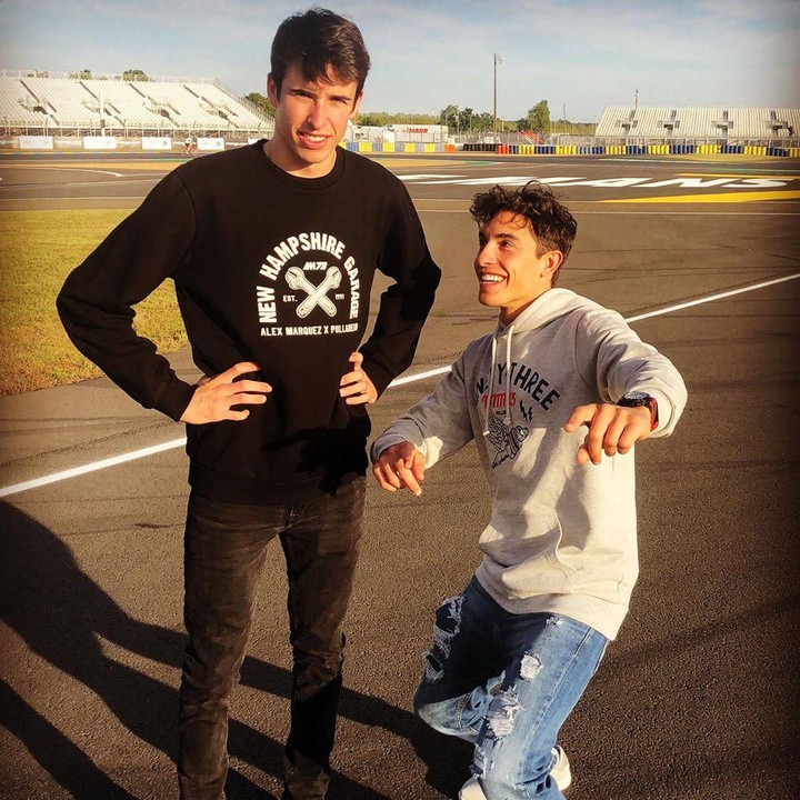 <p>Saat ini, Marc tercatat sudah lima kali meraih gelar juara dunia MotoGP, yakni musim 2013, 2014, 2016, 2017, dan 2018. Apakah Alex mampu mengikuti jejak prestasi sang kakak? Kita tunggu saja ya, Bunda. Sukses selalu untuk Marc dan Alex... (Foto: Instagram @marcmarquez93)</p>