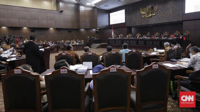 Kuasa hukum KPU menyatakan tim hukum Prabowo-Sandi harus mampu membuktikan sendiri dalil kecurangan yang dituduhkan, serta tidak membebankannya ke pihak lain.