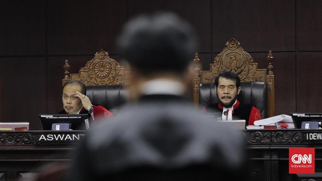 Sejumlah pakar menilai sistem presidential threshold saat ini membuka peluang besar bagi oligarki memanfaatkan kekuasaan untuk kepentingan segelintir kelompok.