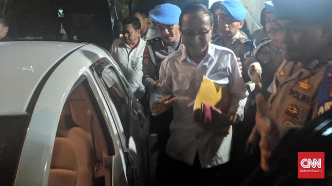 Penyidik Polda Metro Jaya menghentikan sementara pemeriksaan tersangka kasus dugaan makar, Sofjan Jacob, lantaran kondisi kesehatannya menurun.