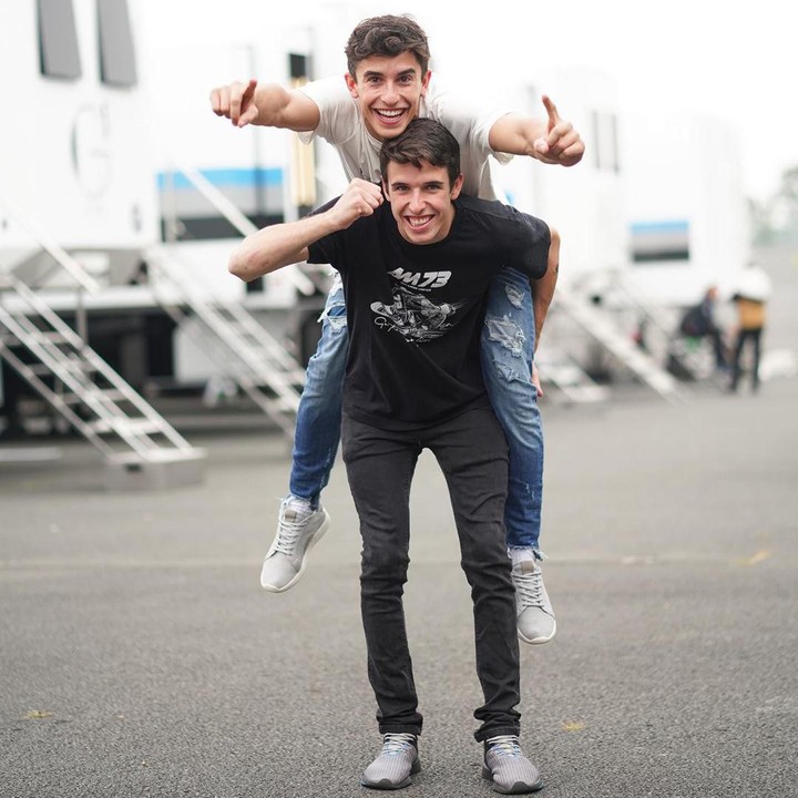 <p>Kebahagiaan keduanya saat meraih juara di Sirkuit Le Mans, Prancis, pada 19 Mei lalu. Tentu saja, Marc menjadi yang terdepan di kelas MotoGP dan Alex di kelas Moto2. (Foto: Instagram @marcmarquez93)</p>