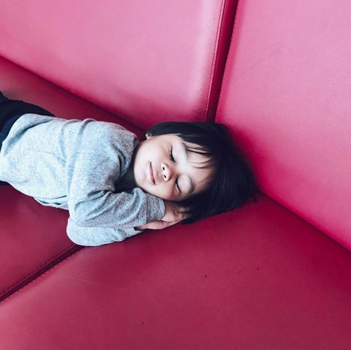 <p>Lucunya <em>pose</em> Sekala saat sedang tidur. Ternyata kata Mama Ayudia, Sekala cuma pura-pura tidur. Ha-ha-ha (Foto: Instagram @ayudiac)</p>