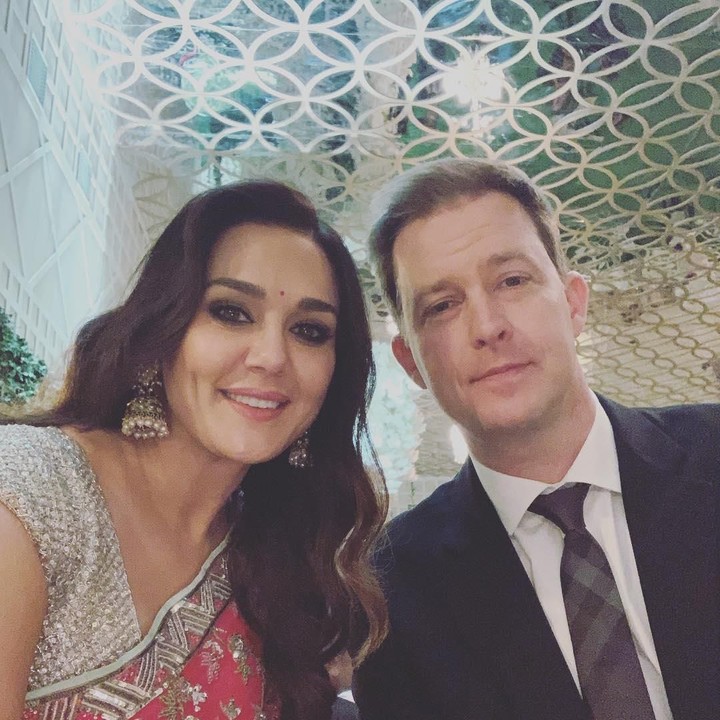 <p>Preity Zinta dan suami saat menghadiri sebuah acara. Serasi ya, Bun? (Foto: Instagram @realpz)</p>