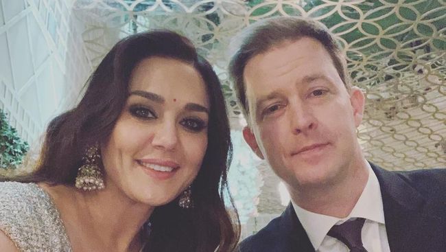 6 Potret Romantis  Preity Zinta dan Suami Foto 6