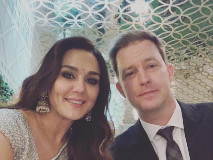 6 Potret Romantis Preity Zinta dan Suami