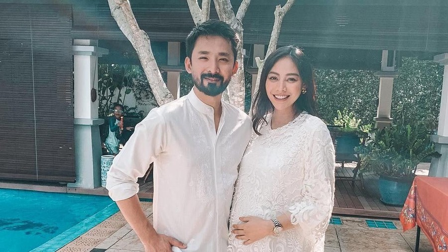 Selamat! Whulandary Herman Lahirkan Anak Pertama Kabar bahagia datang dari Puteri Indonesia 2013, Whulandary Herman, yang baru saja melahirkan anak pertamanya.
