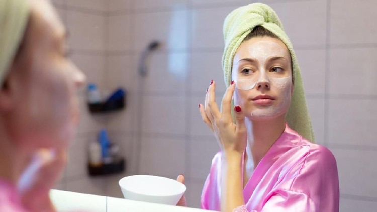 Kalau ingin mencegah penuaan dini, Bunda bisa coba menggunakan tiga masker wajah dengan bahan alami berikut ini.