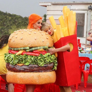 Peluk Hangat Katy Perry, Taylor Swift: Hidupku Jadi Lebih Ringan