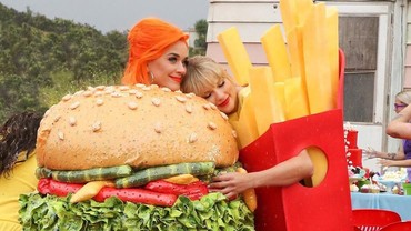 img-title Peluk Hangat Katy Perry, Taylor Swift: Hidupku Jadi Lebih Ringan