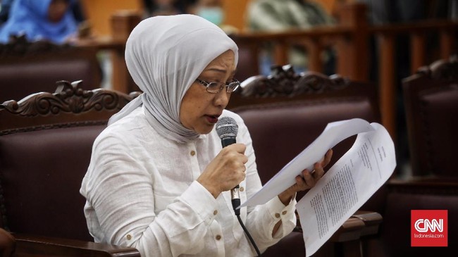 Di depan hakim, Ratna Sarumpaet meminta dibebaskan. Pada 16 Juli mendatang Ratna akan berusia 70 tahun, dia berharap dapat kembali ke pelukan anak-anaknya.