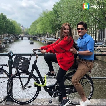 Liburan ke Belanda, Ayu Ting Ting Duduk di Pangkuan Pria Tampan