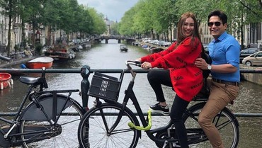 Liburan ke Belanda, Ayu Ting Ting Duduk di Pangkuan Pria Tampan