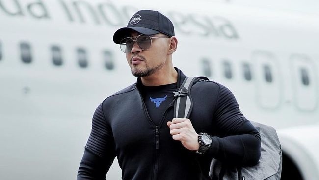 Menguak Alasan di Balik Kacamata Hitam Deddy Corbuzier