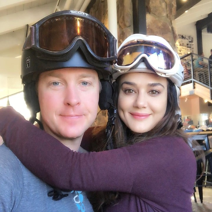 <p>Preity Zinta sangat suka berolahraga. Jika sedang tidak berolahraga di studio, Zinta kerap berjalan santai bersama suami di luar rumah. Pasangan ini juga gemar <em>traveling</em>.(Foto: Instagram @realpz)</p>