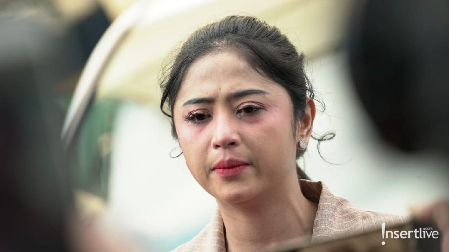 Dewi Perssik memeluk erat ibunda Rosa Meldianti, padahal keduanya diketahui sedang berseteru.