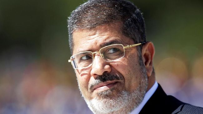Mohamed Mursi, Sipil Pertama di Takhta Presiden Mesir Mohamed Mursi mengukir sejarah sebagai presiden sipil pertama di Mesir sebelum meninggal dunia akibat serangan jantung di Pengadilan Kairo, Senin (17/6).