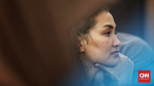Tak banyak menjawab pertanyaan wartawan usai menyaksikan persidangan Ratna Sarumpaet, Atiqah Hasiholan berharap ibunya divonis bebas pada 11 Juli mendatang.
