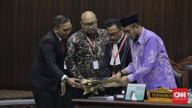 KPU membuka kemungkinan tak menghadirkan saksi karena menilai saksi yang dihadirkan paslon 02 Prabowo-Sandi di MK sebelumnya tidak relevan.