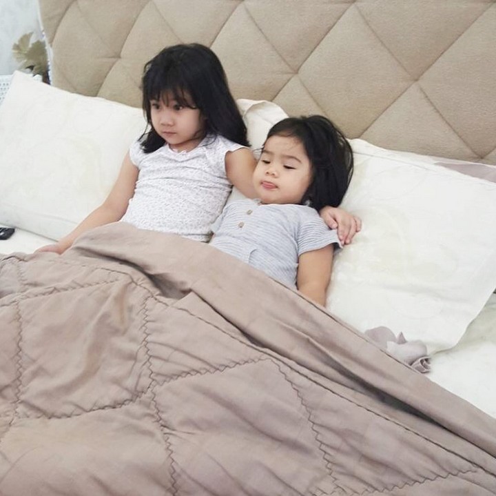 Pastinya Bunda Astrid bahagia ya memiliki dua buah hati yang lucu dan menggemaskan ini. (Foto: Instagram @astridtiar127)